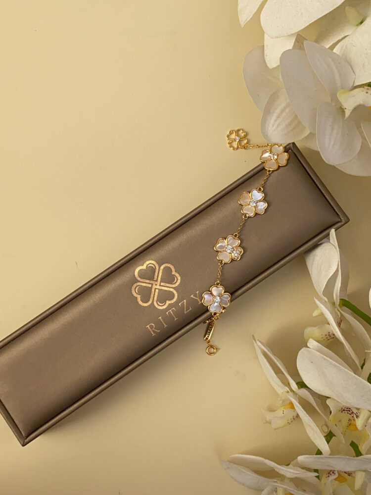 THE FLOWER OF PEARL -  5 FLOWERS BRACELET