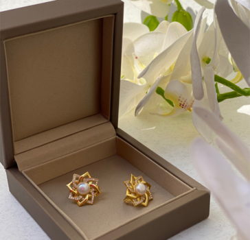 THE DREAM, PEARL EARRINGS