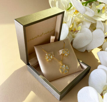 RITZY SIGNATURE - PEARL NECKLACE & EARRINGS SET