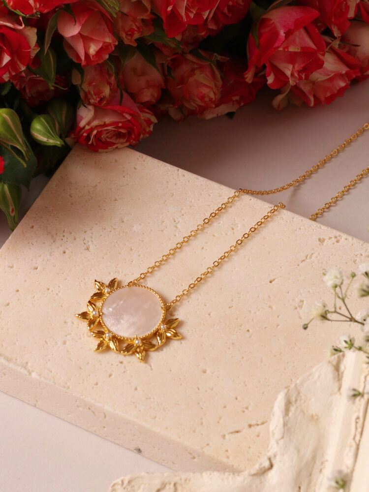 Fleur de lune - Pearl long necklace